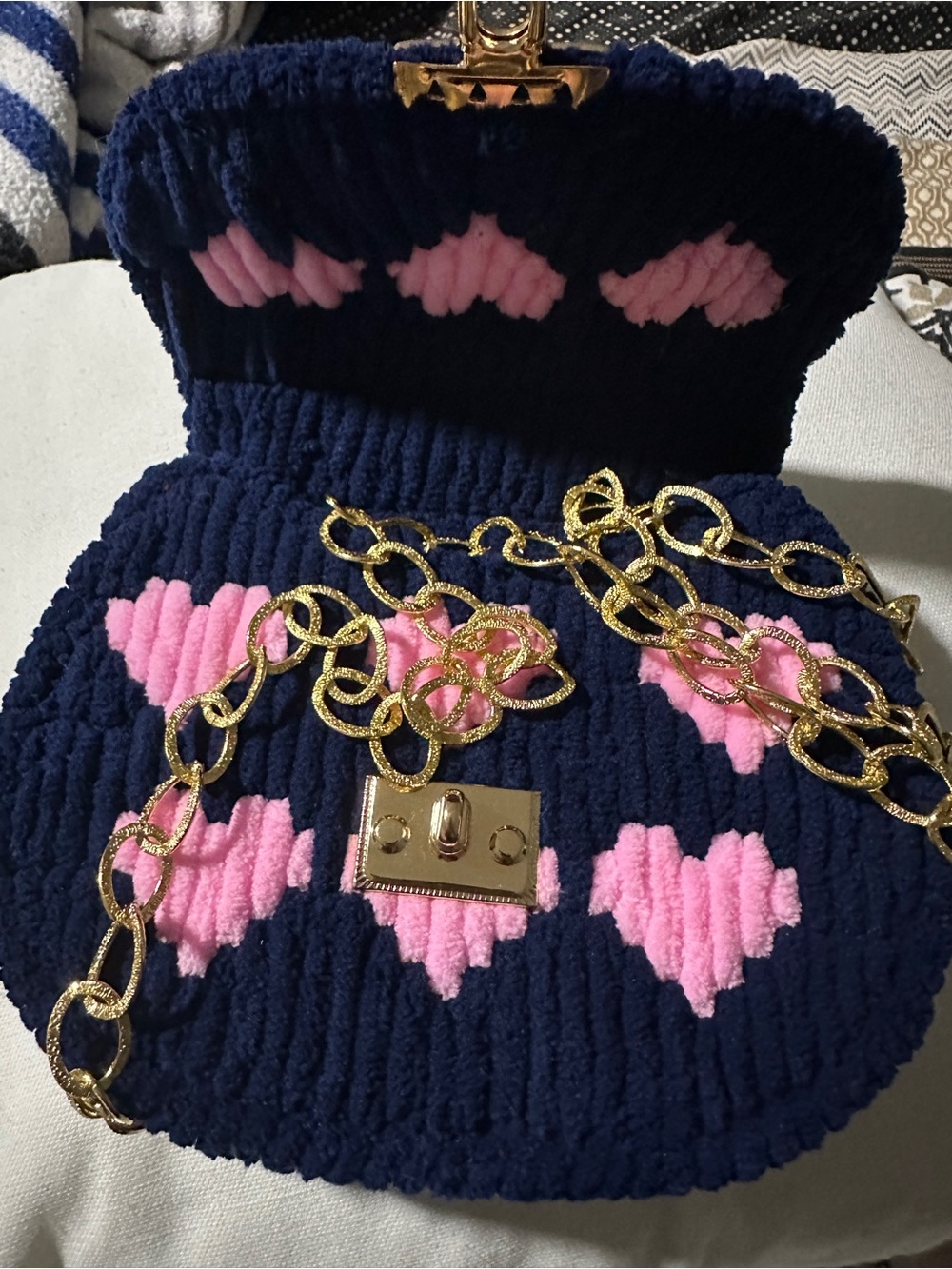 Navy Knit Heart Crossbody handmade Bag with Gold Chain - Picture 5 of 5